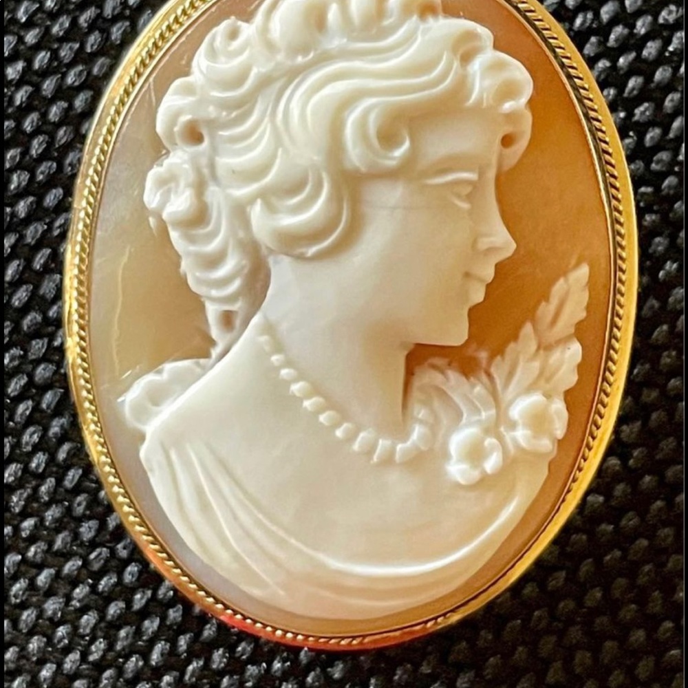Pre-owned vintage 14KT Yellow gold Cameo Hallmarked STAR 331 NA Pin Pendant.